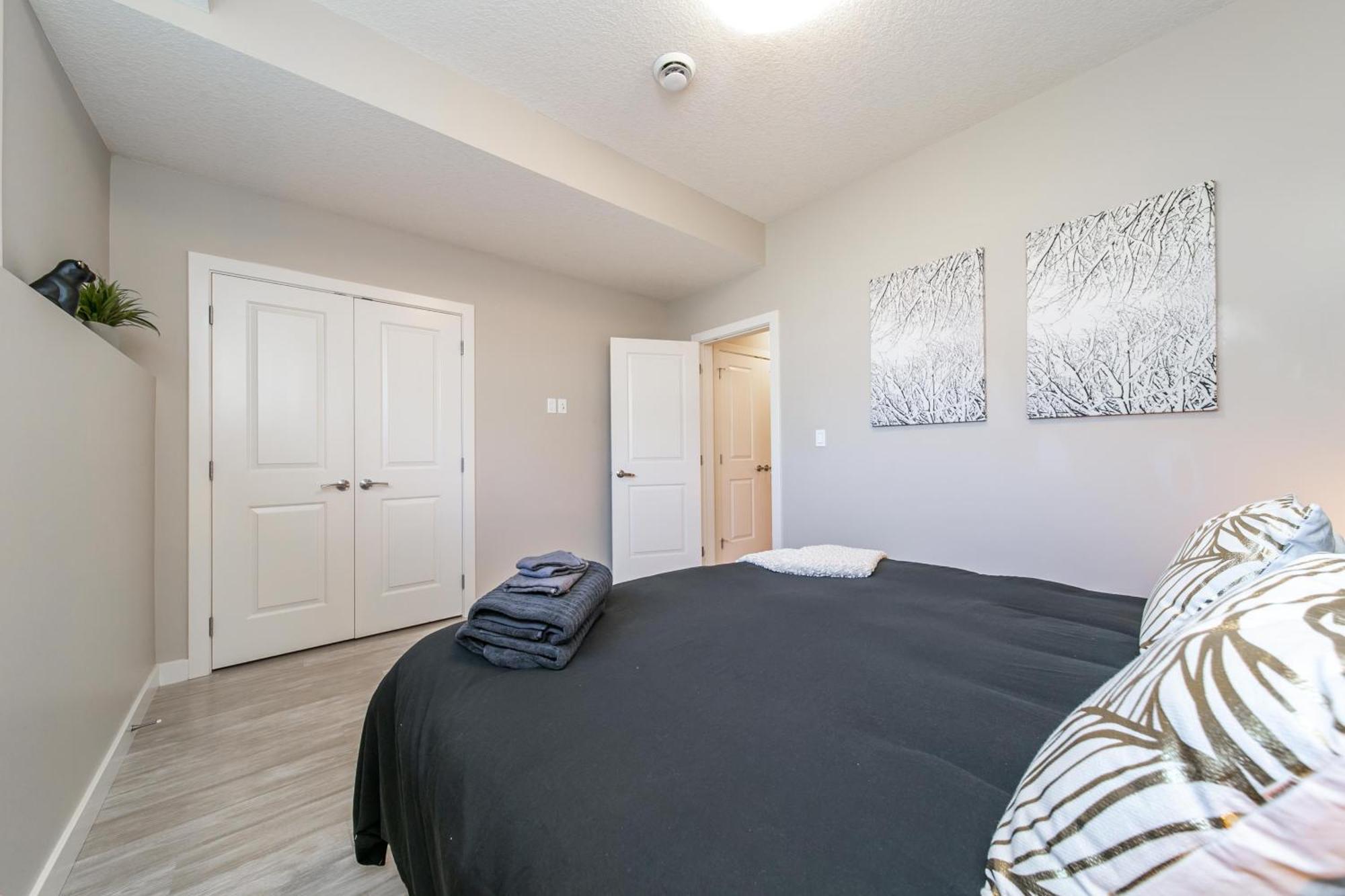 Executive Home - Long Stays Welcome - Garage Parking - Free Wifi & Netflix Edmonton Zimmer foto